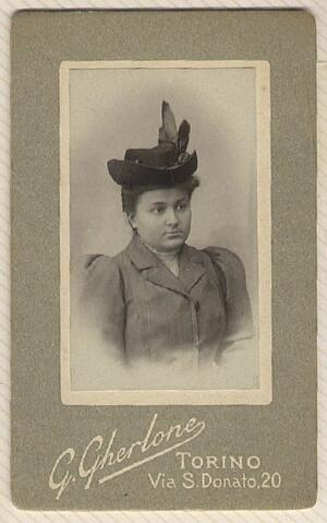 La fotografia appartiene alla famiglia, che ne ha inviato la riproduzione digitale all'Archivio storico, contestualmente alla donazione del resto del fondo.